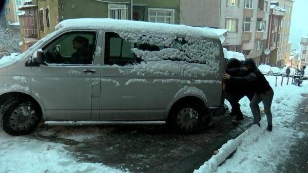 <p>Aracı itenlerden biri olan Ahmet Tiryaki, "Döndü dolaştı baya uğraştık ama sonunda başardık" dedi. Karla kaplı yolda işine gitmek için sabah evden çıkan çok sayıda kişinin güçlükle yürüdüğü görüldü.</p>
