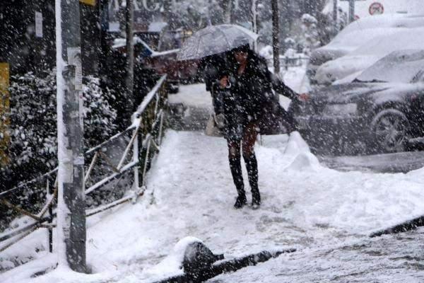 <p>İstanbul'da aralıklarla etkisini sürdüren kar yağışı nedeniyle sabah işe gitmek isteyenler güçlükle yola çıktı. Özellikle ara sokaklarda vatandaşlar yürümekte zorlandı.z</p>
