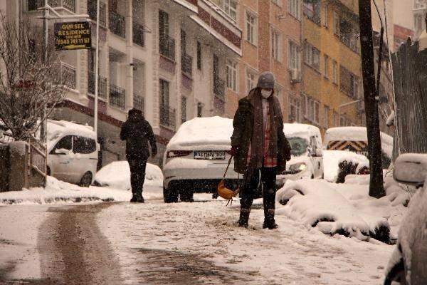 <p>İstanbul'da etkili olan kar yağışı nedeniyle haftanın ilk iş günü dışarıya çıkanlar kar yağışı nedeniyle zor anlar yaşadı. </p>
