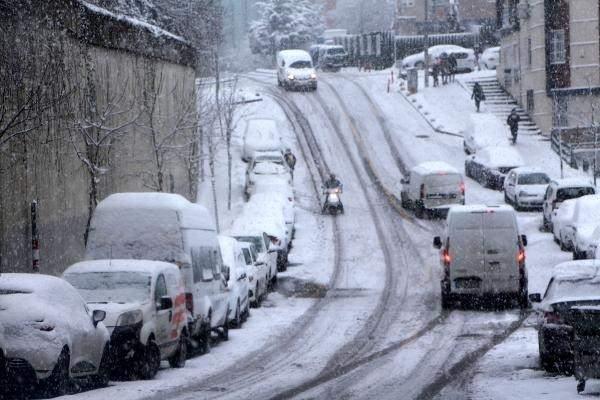 <p>Karla kaplanan yollar nedeniyle işe gitmek için yola çıkan birçok kişi araçlarıyla yolda kaldı.</p>
