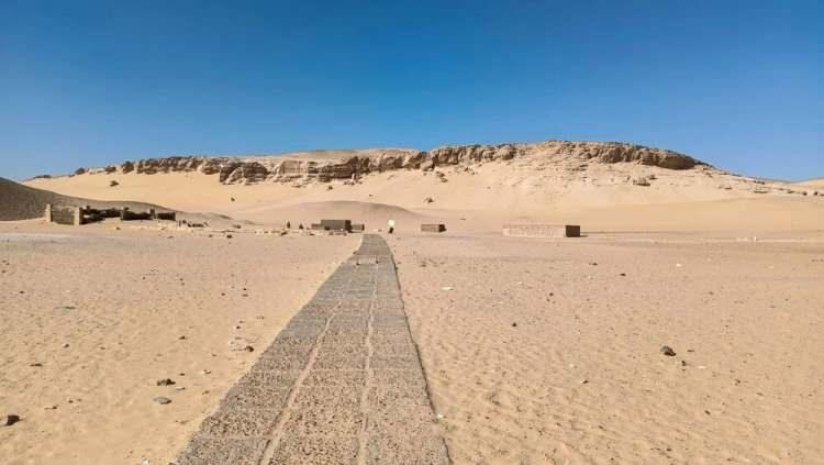 <p>Mısır'ın Minya kentinde yer alan etrafı dağlarla çevrili mumyalanmış 2 bin 350 yıllık hayvan mezarlığı gizemini hala koruyor.</p>

