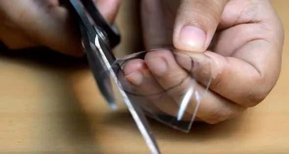 <p>Şimdi de daire çizdiğimiz kısımların kenarlarını kesiyoruz.</p>
<p> </p>