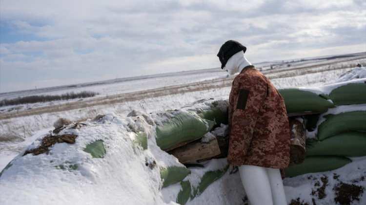 <p>Ukrayna ordusunun Donbas temas hattı yakınına doğru 120 bin asker ve askeri teçhizatı sevk ettiği belirtiliyor. Fotoğraflarda, Svitlodarsk bölgesinde konuşlanan Ukrayna Silahlı Kuvvetleri askeri görülüyor.</p>
<p> </p>
