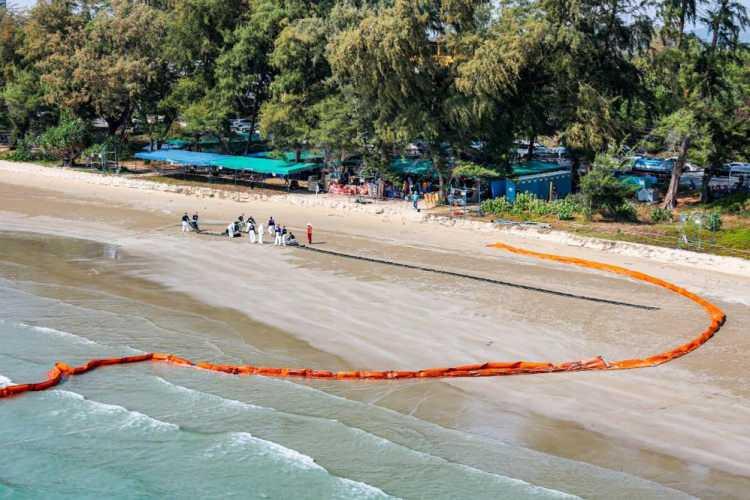 <p>Şirket, çabalara rağmen sızıntının Bangkok'un güneydoğusundaki Rayong eyaletindeki Mae Ramhueng plajına ulaşmasını engelleyemediklerini bildirdi.</p>
