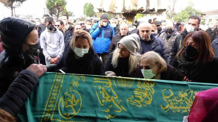 <p>Hacer Mahmutyazıcıoğlu, “Oğlum benim, kocaman oğlum” diyerek tabuta sarıldı.</p>
