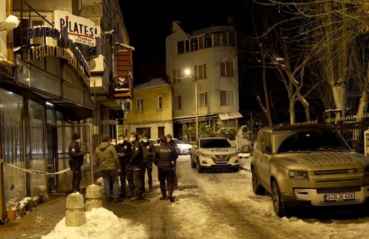 <p>Saat 00.41.25'te adrese yakın iki ayrı merkezimizden ekiplerimiz yönlendirilmiştir. Ateşli silahla yaralanmış kişilerden ağır olan yaralıya olay yerine saat 00.47.04'te ilk varan ambulansımız tarafından acil müdahalesi yapılmış olup, saat 00.56.47'de olay yerinden ayrılmış ve saat 01.00'da hastaneye yolda tedavisi yapılarak (kalp masajı yapılarak) ulaştırılmıştır. </p>
