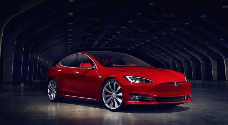 <p><strong>TESLA MODEL S</strong></p>

<p>Tesla Model S üç farklı versiyonla satışta bulunuyor. <span style="color:#222222">Araç; ‘</span>Long Range’, ‘Plaid’ ve ‘Plaid+’ olmak üzere 3 farklı versiyonla satışa sunuluyor.</p>

<p>Çift elektrikli motoru bulunan ‘Long Range’, tek şarjla 663 kilometrelik bir sürüş menzili sunuyor. ‘Plaid’ ve ‘Plaid+’ ise üç elektrikli motor ile piyasaya sürülüyor. İkilinin, tek şarjda sırasıyla 627 kilometre ve 836 kilometre sürüş menzili sunduğu belirtiliyor. </p>
