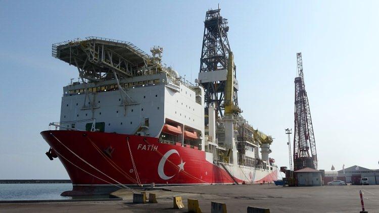 <p><strong>FATİH, TÜRKALİ-7'DEN SONRA YENİ ARAMA KUYUSU KAZACAK</strong></p>
<p>Fatih sondaj gemisi şu anda Türkali-7 kuyusunu kazarken, Kanuni sondaj gemisi Türkali-1 kuyusunda derin deniz kuyu testini gerçekleştiriyor.</p>