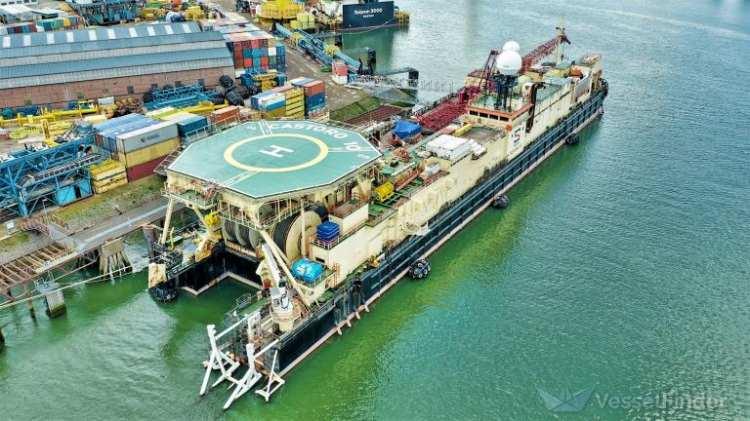 <p>Sığ deniz bölümündeki boru serme işlemini İtalyan şirket Saipem'e ait Castoro 10 isimli gemi yapacak. Bu kısımda boru hattı belli bir mesafeye kadar deniz tabanına gömülecek.</p>

<p> </p>
