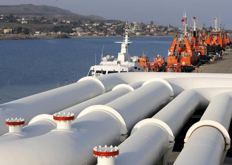 <p>Yaklaşık 170 kilometre uzunluğunda olacak boru hattı, haziran ortasında sığ denizden derine uzanacak şekilde serilmeye başlanacak. Boru hattı döşeme işleminin yaklaşık 5 ay sürmesi öngörülüyor.</p>
