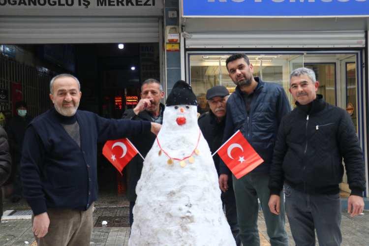 <p><strong>ESNAFTAN BEŞİ BİR YERDELİ KAR SEVİNCİ</strong></p>
<p> </p>
<p>Malatya Dabakhane Mahallesi Tenzile Sokakta yaşanan olayda karın bereket olduğunu belirten esnaflar, kar yılının var yılı olduğu kaydederek kartopu oynayıp gönüllerince eğlenirken, bir kuyumcu esnafı ise yapılan kardan adama beşi bir yerde taktı.</p>