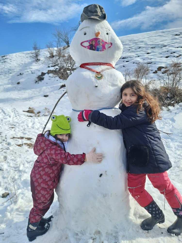 <p><strong>KORONAYA KARŞI MASKE</strong></p>
<p> </p>
<p>Okulların yarıyıl tatiline girmesinin ardından Erzurum’un Olur İlçesi’ndeki Ormanağzı köyüne giden Nazlı ve Ahsen Kurt kardeşler babalarına yaptırdıkları kardan adamın yüzüne maske takarak maskenin önemine dikkat çektiler.</p>