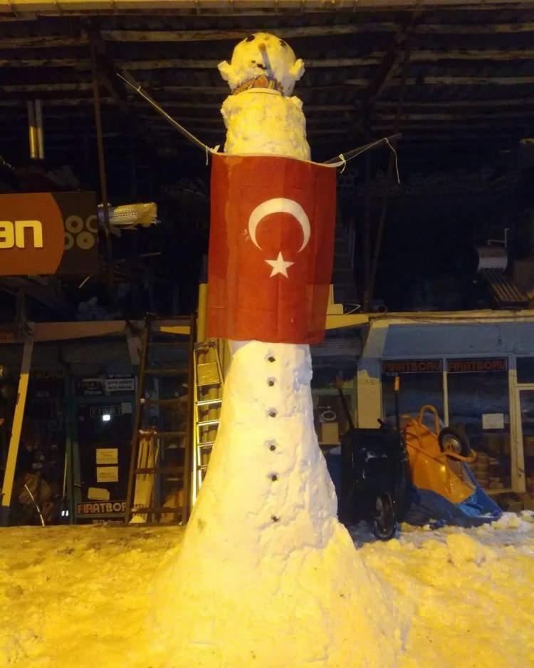 <p><strong>SEZONUN DEV KARDAN ADAMI ELAZIĞ’DA</strong></p>

<p> </p>

<p>Elazığ’da bir vatandaş, 3 metre 75 santimlik kardan adamıyla sezonun en büyük kardan adamını yaptı.</p>
