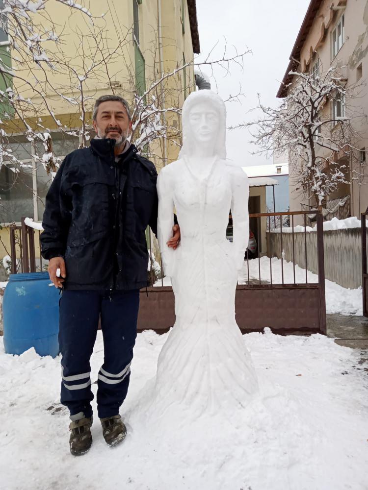 <p><strong>DENİZLİ’DE KAR SANATA DÖNÜŞTÜ</strong></p>
<p> </p>
<p>Denizli’de kar yağışının ardından vatandaşlar kardan adam yaparken; heykeltıraş Zafer Karagönlü ise eline aldığı bıçak ile yaptığı kardan kadının detaylarını bir bir işledi.</p>