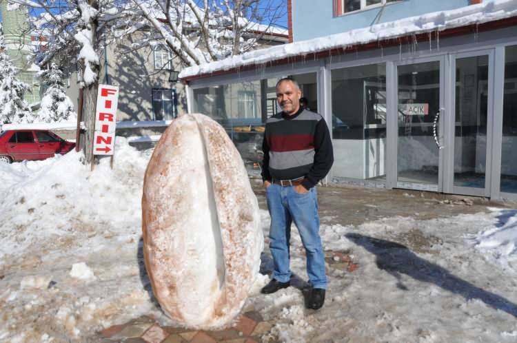 <p><strong>30 YILLIK FIRINCIDAN KARDAN TAŞ FIRIN EKMEĞİ</strong></p>
<p> </p>
<p>Yozgat'ın Sorgun ilçesinde 30 yıldır fırıncılık yapan Elvan Kılıç, iş yerinin önüne 1 metre 30 santim yüksekliğinde kardan taş fırın ekmeği yaptı. Fırından ekmek almaya gelen müşteriler, kardan ekmeği görünce şaşırdı.</p>