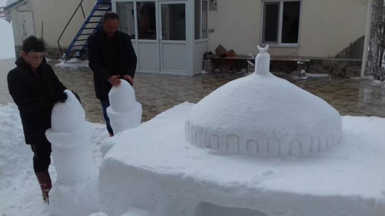 <p>Arpaözü Mahallesinde yaşayanlar da kardan yapılan Ayasofya Camii'ni görmek için Aslan’ın evinin bahçesine geliyor.</p>
