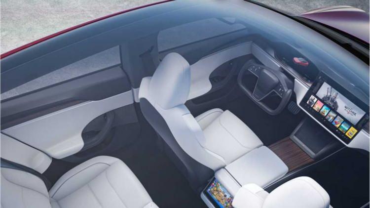 <p>Dünyanın en hızlı SUV’u olan bu aracın batarya menzili ve 0-100km/s hızlanması şu şekilde:</p>
<p>Tesla Model X Long Range: 360 Mil(580 km), 3.1 saniye 0-100km/s</p>
<p>Tesla Model X Plaid: 340 Mil(550 km), 2.5 saniye 0-100km/s</p>
<p><strong>Başlangıç fiyatı: 81,190 Dolar (ABD fiyatıdır.)</strong></p>