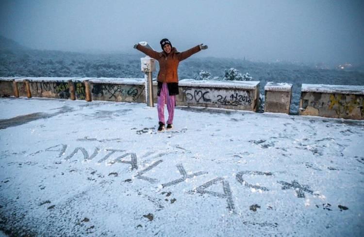 <p>Antalya'da kayıtlı zamanların en yüksek kar kalınlığı 7 Ocak 1993 tarihinde 5 santim olarak ölçülmüştü. Meteorolojinin uyarıları doğrultusunda kent merkezinde beklenen kar, saat 03.00 sıralarında başladı.</p>
