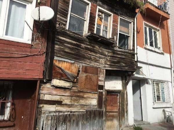 <p> Bölgede Yeşilçam’a ev sahipliği yapan bazı mekanların orijinal halini koruduğu görülürken bazı yapıların ise yıllara yenik düştüğü görülüyor. Yeşilçam’a olan büyük ilgisinden dolayı filmlerin çekildiği mekanları araştırıp, eski ve yeni hallerini sosyal medya hesabından paylaşan ve filmlerin sahnelerini günümüze uyarlayan 41 yaşındaki Kürşat Çetin, Yeşilçam kültürünün korunmasını amaçlıyor.</p>