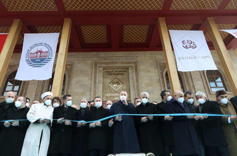 <p>Erdoğan, törende yaptığı konuşmada, Sağlık Bilimleri Üniversitesinin içerisinde gerçekten muhteşem bir mescidin açılışını yaptıklarını belirterek, emeği geçenleri tebrik etti.</p>
<p> </p>