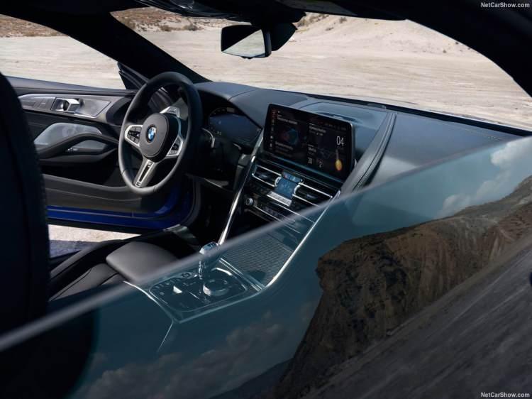 <p>BMW'nin iç tasarımında özellikle mültimedya bölümünde değişiklikler göze çarpıyor.<br />
<br />
Multimedya ekranı artık 12.3 inç büyüklüğe ulaşmış. Koltukların kafa dayanağında bulunan M8 logoları ise ışıklandırılmış.</p>
