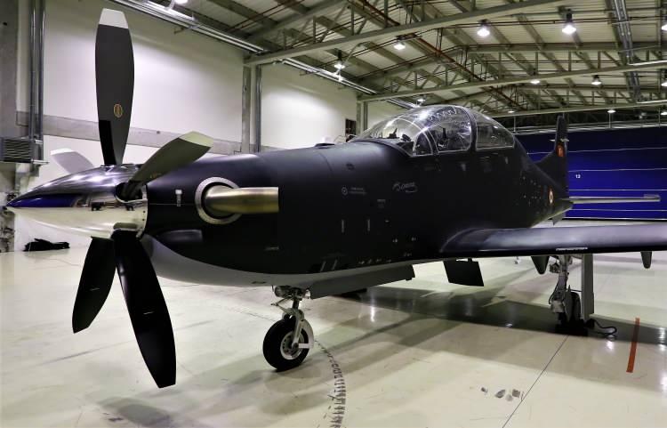 <p>2006 yılında sıfırdan, aerodinamiğini, yapısını, sistemlerini, kısaca her şeyini kendimizin tasarladığı bir proje olarak yürürlüğe girdi. HÜRKUŞ A projemizin özelliği analog kokpite sahip olması ve Avrupa Sivil Havacılık Otoritesi EASA’dan ‘Tip Sertifikası’ almış olması. Bu önemli bir değer bizim için. HÜRKUŞ B projemize ise 2013 yılında başladık.</p>