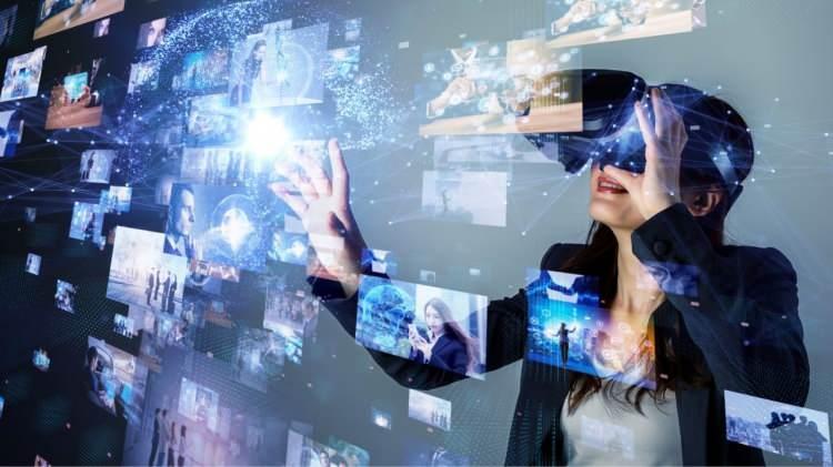 <p><strong>METAVERSE NASIL BİR DÖNÜŞÜM YARATACAK? </strong></p>

<p> </p>

<p><strong>​</strong>Dönüşümün ilk habercileriyle şimdiden iç içe yaşamaya başladığımızı dile getiren Dicle Yurdakul, “özellikle Blokzincir teknolojisi önem kazanıyor. Kripto para ve merkeziyetsiz finans (DE-FI) geleneksel finansal piyasalardan, NFT, telife tabi materyallerin korunması için geleneksel pazar sistemi dinamiklerinden çıkışı sağladı. Henüz ilk aşamalarında olduğumuz bu dönüşümlerin çok farklı sistemleri dönüştürdüğüne tanık olacağız.” dedi. </p>
