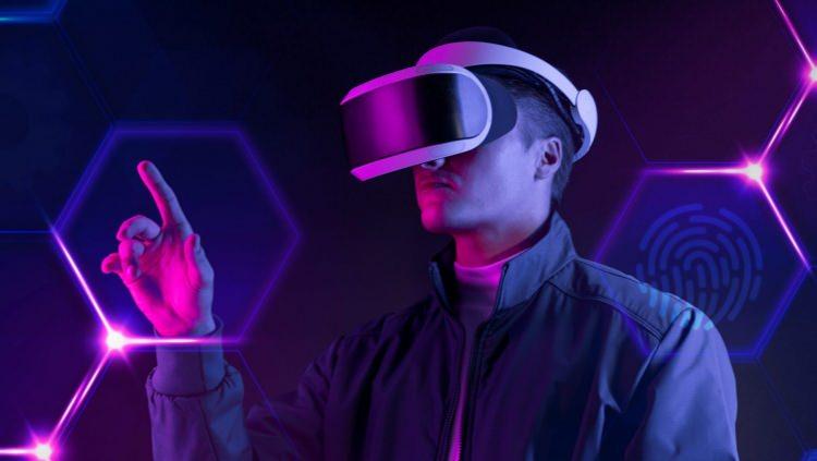<p><strong>RİSK YÖNETİMİ UZAMANI </strong><br />
<br />
<br />
<br />
Metaverse evreni blockchain, bitcoin, NFT gibi yatırım araçlarını da bünyesine entegre edecek. Yeni ve dijital teknolojik yapıya sahip yatırım araçlarına yapılacak yatırımlar özelinde risk yönetimi uzmanları önem kazanacak. Risk yönetimi uzmanları bir şirketi veya bireyi potansiyel olarak metaverse evreninde etkileyebilecek finansal riskleri değerlendirmekten sorumlu olacak.</p>
