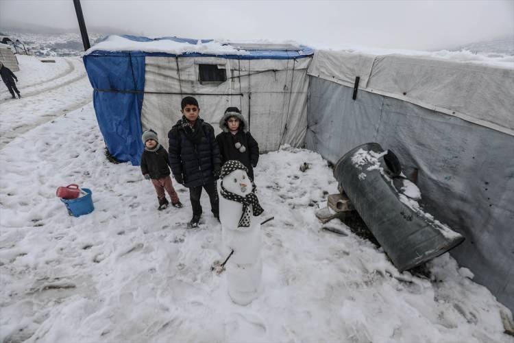 <p> Kış şartlarının ağır geçmesi, halihazırda iç savaş ortamında zor şartlarda çadırlarda yaşayan sivillerin hayatını daha da zorlaştırdı.</p>

