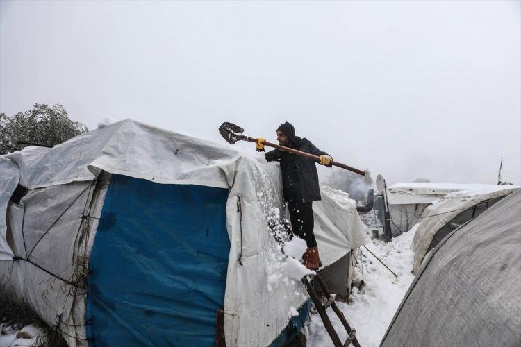 <p>Suriye’nin Türkiye sınırı yakınlarındaki Muhacirun çadır kampına yerleşen Hude Ebu Mahmut, AA muhabirine yaptığı açıklamada, yoğun kar yağışı nedeniyle kamptaki ailelerin çadırlarının başlarına yıkıldığını söyledi.</p>
