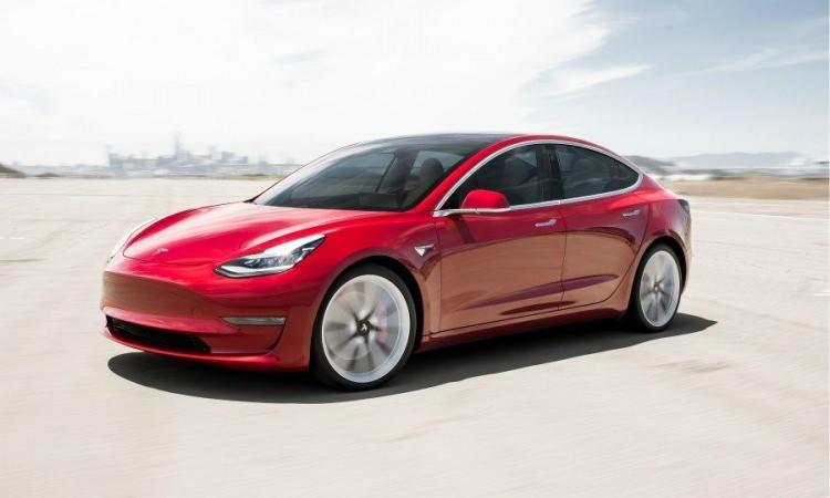 <p><strong>EN UCUZ TESLA: MODEL 3</strong><br />
<br />
<br />
Tesla’nın ürettiği en ucuz ve en hafif olan aracı Tesla Model 3, 2016 yılında tanıtıldı. Otomatik pilot özelliğinin bulunduğu Tesla Model 3’te otonom sürüş için ekstra ücret ödemek zorundasınız ve bunun bedeli 10 bin dolar.</p>
