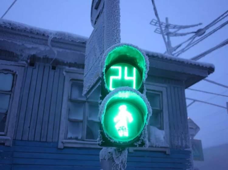 <p>Dondurucu soğuğa rağmen Yakutsk’ta hayat durmuyor. Okullar ve resmi kurumlar sıcaklık eksi 52 derecenin altına inmediği sürece tatil edilmiyor.</p>

<p> </p>
