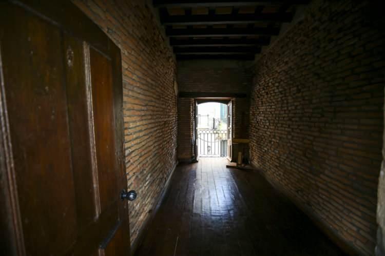 <p>Tarihi 200 yılı aşan evin 2 odası bulunuyor. Girişin karşısında yer alan odanın mutfak, merdivenle çıkılan, bir kısmının orijinal haliyle korunduğu tahta kapısı ve duvarlarında hala kilden sıvaların göründüğü üst kattaki odanın ise zamanında yatak odası olarak kullanıldığı ifade ediliyor.</p>

<p> </p>
