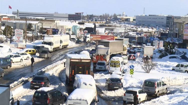 <p>Esenyurt Hadımköy'de 2 gün önce kar yağışı sırasında yollara bırakılıp hala alınmayan araçlar nedeniyle trafik güçlükle ilerliyor.</p>
