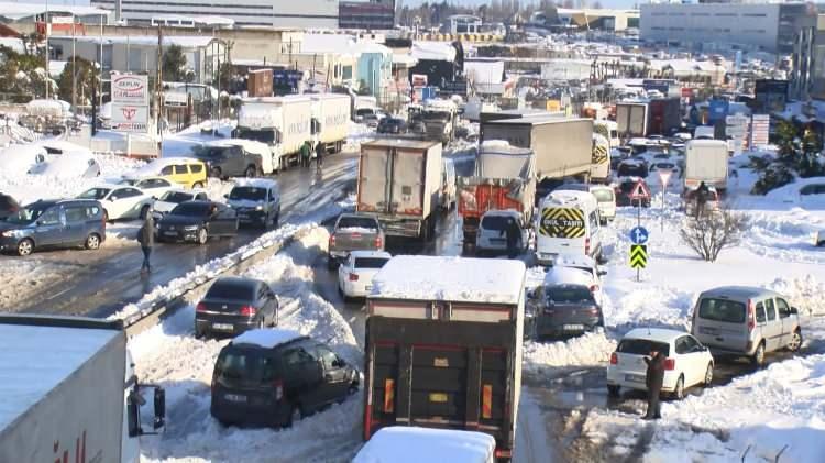 <p>4 saattir yolda olduklarını söyleyen sürücüler biran önce yolun açılmasını bekliyor. 4 saattir yolda olduğunu belirten Ahmet Yılmaz, "Kar yağmıyor ama yollar yine de açılmıyor. Stop ettik bekliyoruz" dedi.</p>