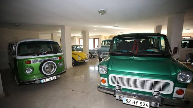 <p>Ordu'nun Altınordu ilçesinde fırın işletmecisi Osman Çelebi, 10 klasik araçtan oluşan koleksiyonuna gözü gibi bakıyor.</p>

<p> </p>
