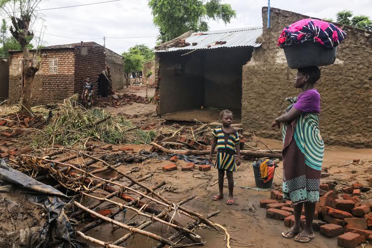<p>Afrika ülkeleri Mozambik, Malavi ve Madagaskar’da etkili olan Ana tropik fırtınası nedeniyle en az 75 kişi hayatını kaybetti.</p>
