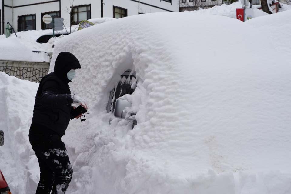 <p>Kastamonu’nun Küre ilçesinde etkili olan kar yağışının ardından vatandaşlar, ellerinde küreklerle 2 metreyi aşan karda kaybolan araçlarını arıyor.</p>
