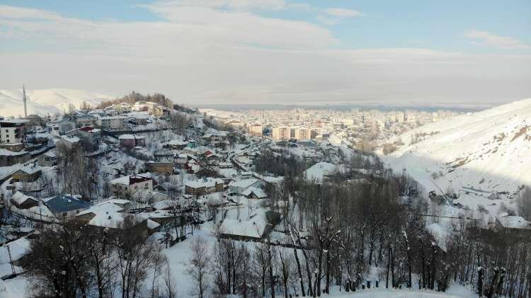 <p>Muş’ta yoğun kar yağışı nedeniyle tek katlı evler kara gömülürken, kar kalınlığının 1 metrenin üzerine çıktığı merkeze bağlı Kale Mahallesi, drone ile havadan görüntülendi.<br />
</p>