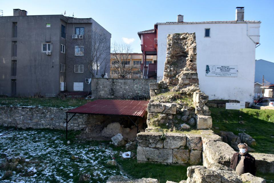 <p>Roma'nın yıkılmasından sonra Bizans'ın kurulmasıyla birlikte de Bizans'ın Balkanlara açılan en güçlü merkezi ve askeri karargahı şekline geliyor. Pek çok kuşatmaya, saldırıya karşı ayakta kalan bir kale. Çağının en büyük ve güçlü kalelerinden birisi olduğu tahmin ediliyor. </p>