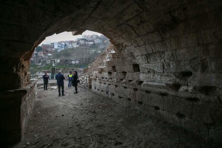 <p>Smyrna Tiyatrosu'ndaki geçidin kemer ve tonoz sistemleri ile inşa edildiğine dikkati çeken Ersoy, şöyle konuştu:</p>
