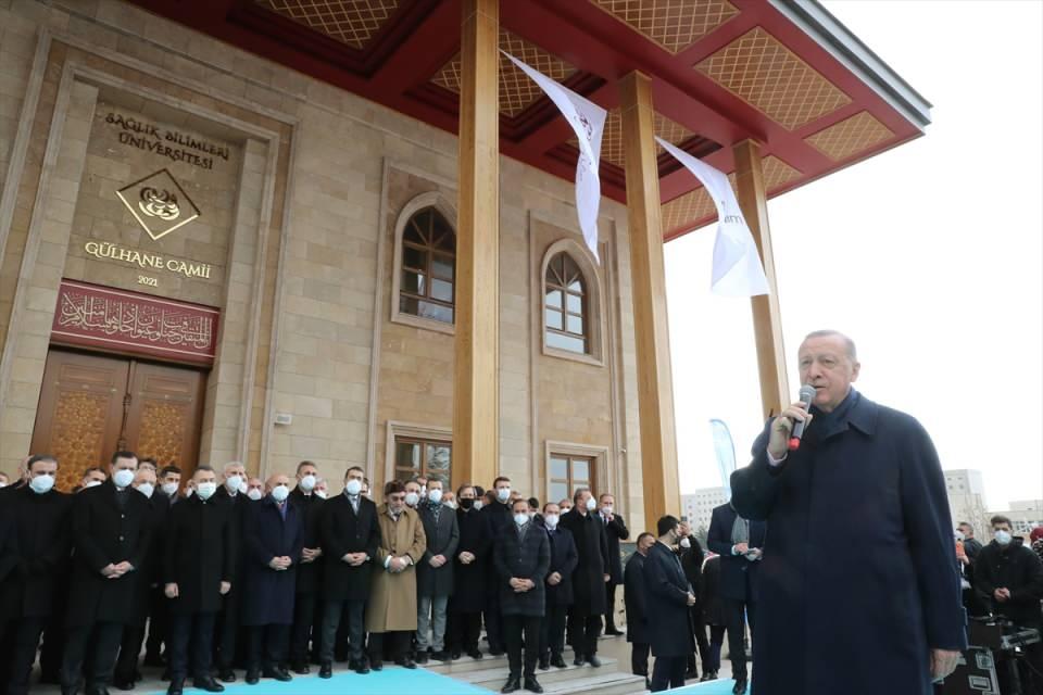 <p>Cumhurbaşkanı Recep Tayyip Erdoğan, Sağlık Bilimleri Üniversitesi yerleşkesinde yapılan Gülhane Camisi'nin açılış törenine katıldı.</p>
