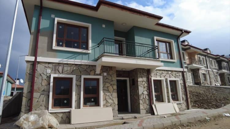<p>Köy tipi konutlarda yaşamını süren depremzede 70 yaşındaki Bekir Sevim ise halen depremde yaşadıklarının etkisinde olduklarını söyledi.</p>
<p> </p>