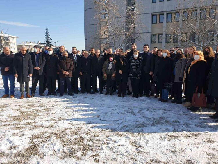 <p>AK Parti Denizli İl Teşkilatı, ’Cumhurbaşkanına hakaret’ suçundan tutuklanan Sedef Kabaş ile Kabaş’ın hakaretlerine gülümseyen Engin Özkoç ve Aykut Erdoğdu hakkında suç duyurusunda bulundu.</p>
