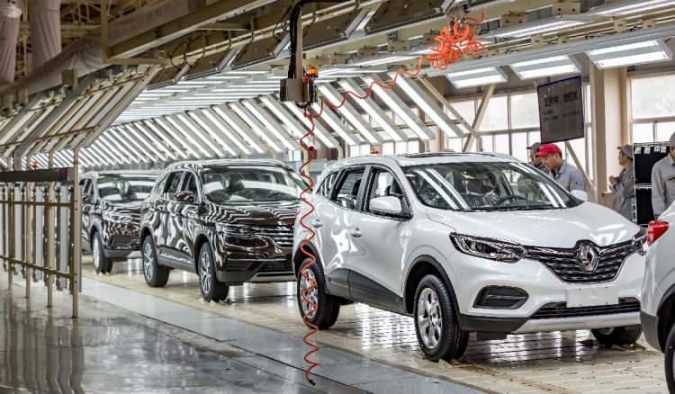<p>10 model piyasaya sürmeyi ve 2030 yılına kadar tüm modellerin yüzde 90'ını elektrikli hale getirmeyi hedeflediğini açıklayan Renault ise beş yıllık plan için 10 milyar euroluk bir strateji oluşturduğunu belirtmişti. </p>