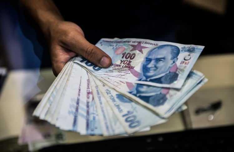 <p>Kurumların döviz tevdiat ve katılma hesaplarında bulunan yabancı paralarını dördüncü geçici vergi dönemine ilişkin beyannamenin verilme tarihine kadar Türk lirasına çevirmeleri ve bu suretle elde edilen Türk lirası varlıkları en az 3 ay vadeli Türk lirası mevduat ile katılma hesaplarında değerlendirmeleri durumunda, dönem sonu değerlemesinden kaynaklanan kur farkı kazançlarının son 3 aya isabet eden kısmı vergiden istisna edilecek.</p>