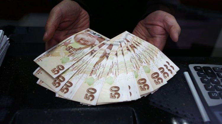 <p>Faydalanma süresi ise, 18 yaş ve üzeri kadınları istihdam eden işverene 24-54 ay, 18-29 yaş arası erkekleri istihdam edene 12-54 ay 29 yaş ve üzeri erkekleri istihdam eden işverenlere 6-30 ay olacak.</p>
<p>Çalışırken, mesleki yeterlilik belgesi alanlar, işgücü yetiştirme kurslarını bitirenleri istihdam eden işverene de 12 ay süreyle destek sağlanacak. İŞKUR'a kayıtlı olunması durumunda destek süresi 6 ay daha uzatılabiliyor.</p>