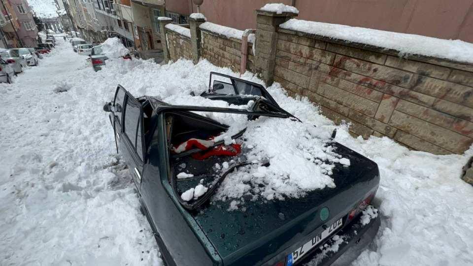 <p>Arnavutköy Merkez Mahallesi'nde dün saat 12.00 sıralarında bir binanın önüne park edilmiş otomobilin üzerine çatıdan büyük bir kar kütlesi düştü. Tavanı çöken otomobil kullanılamaz hale geldi. </p>

<p> </p>
