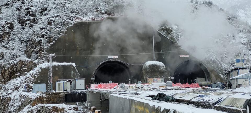 <div><strong>ZİGANA TÜNELİ TASARRUF SAĞLAYACAK</strong></div>
<div> </div>
<div>Kentte 23 ulaştırma projesi devam ederken, Türkiye’nin ve Avrupa’nın en uzun, dünyanın 3’üncü en uzun çift tüp kara yolu tüneli olan 14,5 kilometre uzunluğundaki Zigana Tüneli’nde ise ışık göründü. </div>