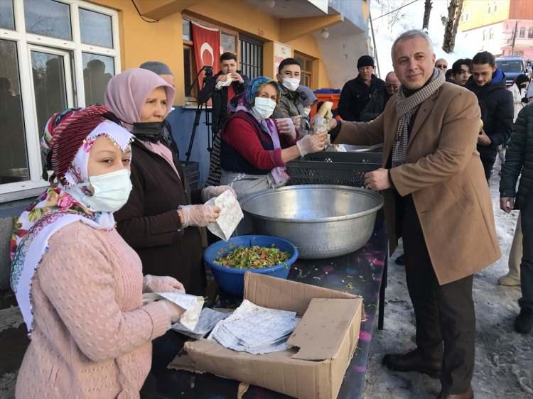 <p>Sakarya'nın Hendek ilçesinde düzenlenen 3. Hamsi Festivali'nde yaklaşık 7 bin 500 kişiye balık dağıtıldı.</p>
